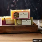 천연비누 가격 비교 - A high-end natural handmade soap display featuring artisanal bars made with cold-pressed olive oil a...